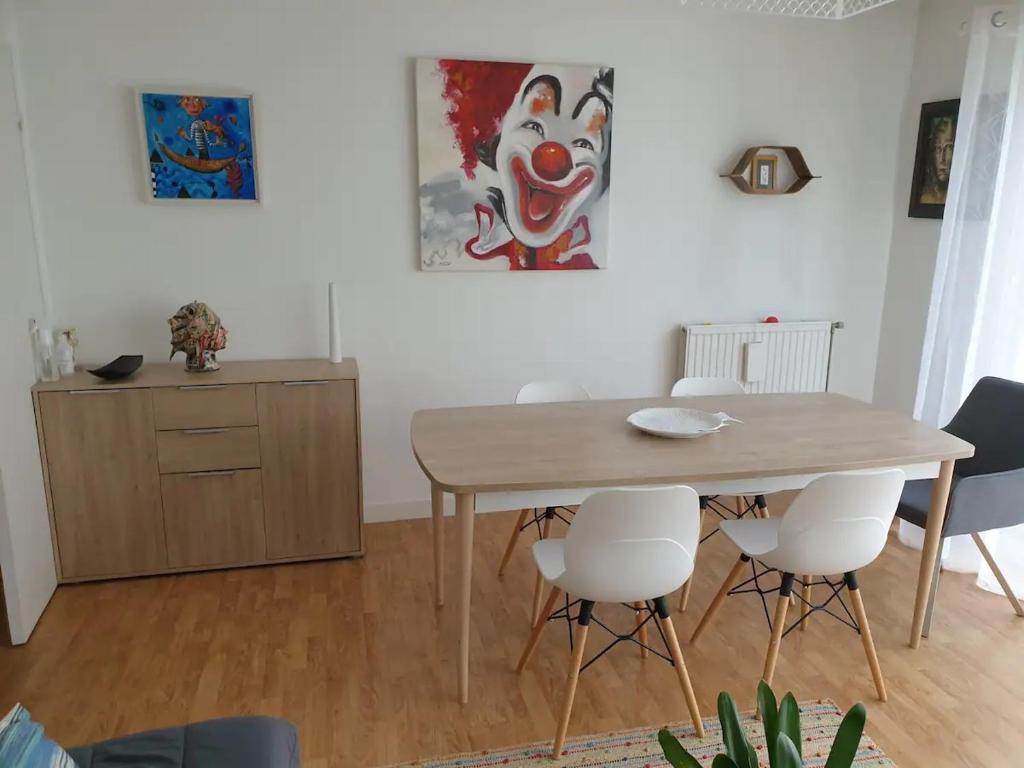 une salle à manger avec une table et des chaises blanches dans l'établissement Les terrasses du palais, à Vannes