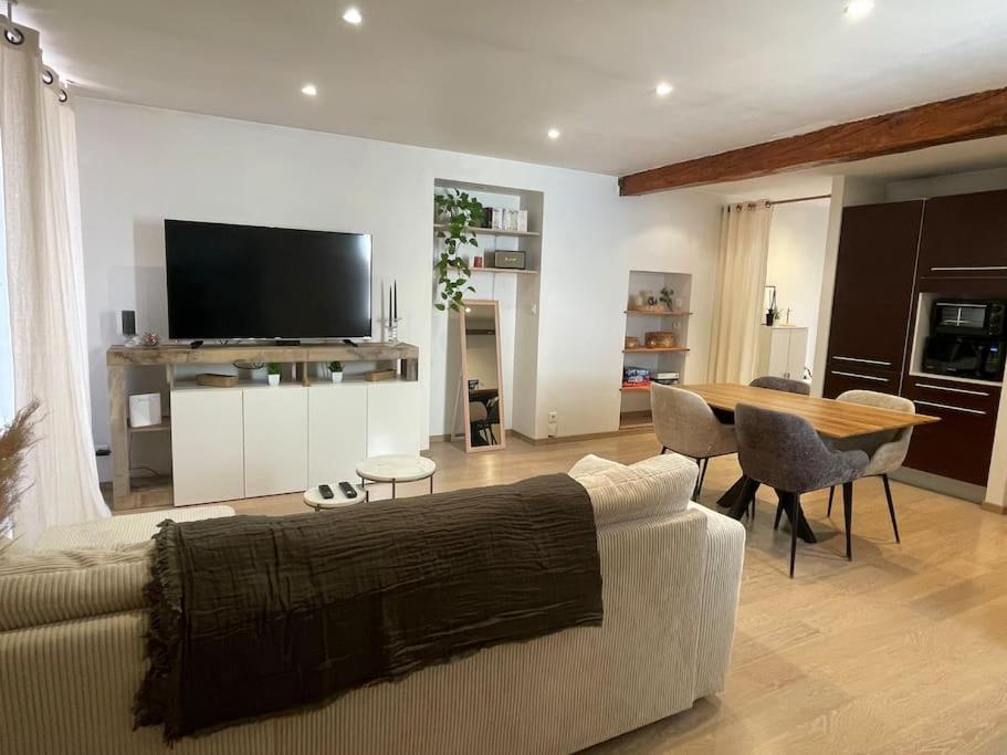 un salon avec un canapé et une table dans l'établissement Charmant T2 en centre-ville, à Ajaccio