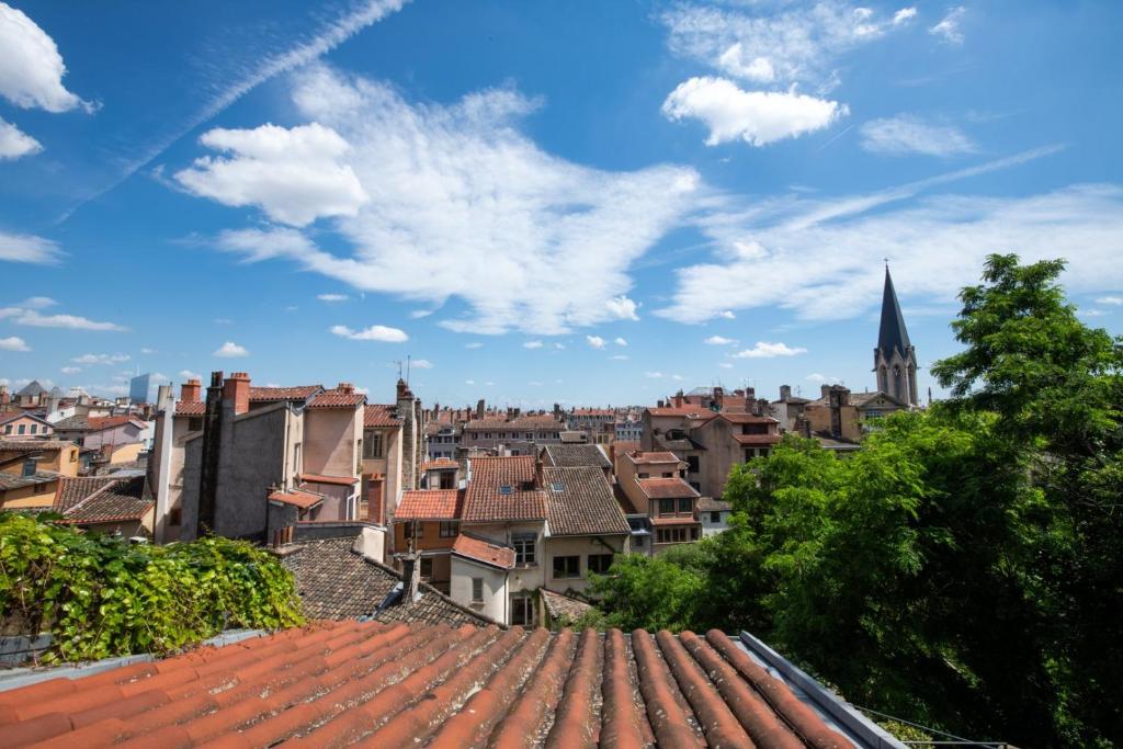 une vue d'une ville depuis le toit d'un immeuble dans l'établissement Valencio - Un belvédère sur le Vieux Lyon, à Lyon