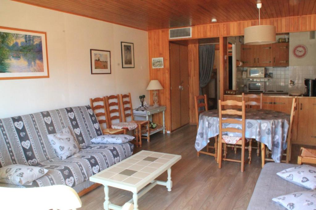 un salon avec un canapé et une table dans l'établissement RESIDENCE RSA4 SWIMMING POOL & CENTER 6 pers, à Châtel
