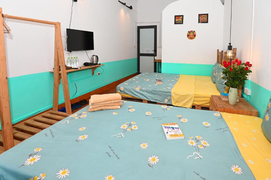 Sunny Hanoi Homestay - Twin Room With Balcony
