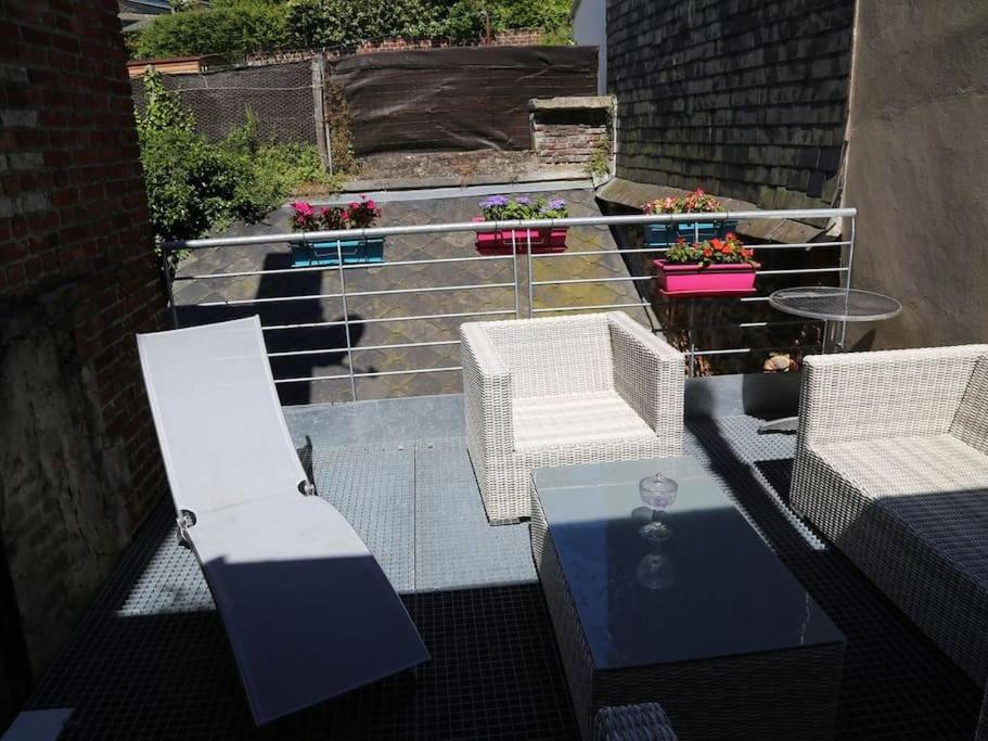 d'une terrasse avec 2 chaises, une table, une table et des chaises. dans l'établissement Maison pecheur rénovée au centre de Trouville, à Trouville-sur-Mer