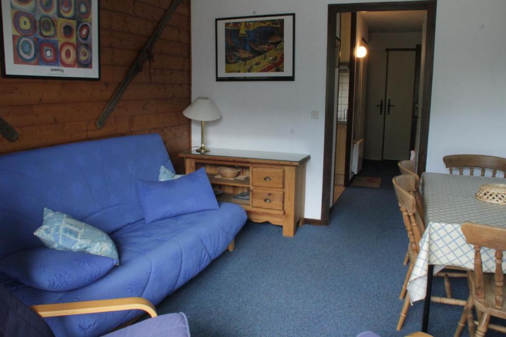 un salon avec un canapé bleu et une table dans l'établissement VERONICA VR49 NATURE & MOUNTAIN 6 Pers, à Châtel