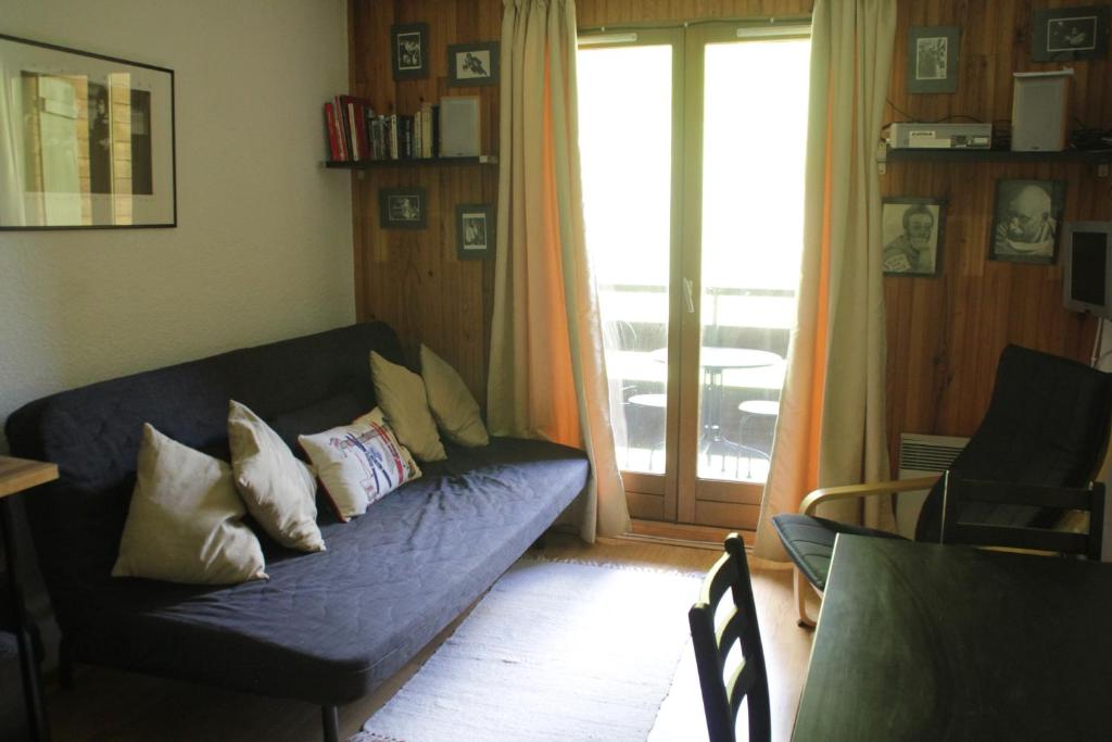 d'un salon avec un canapé et un balcon. dans l'établissement Yeti YT17B6 MOUNTAIN & NATURE 4 Pers, à Châtel