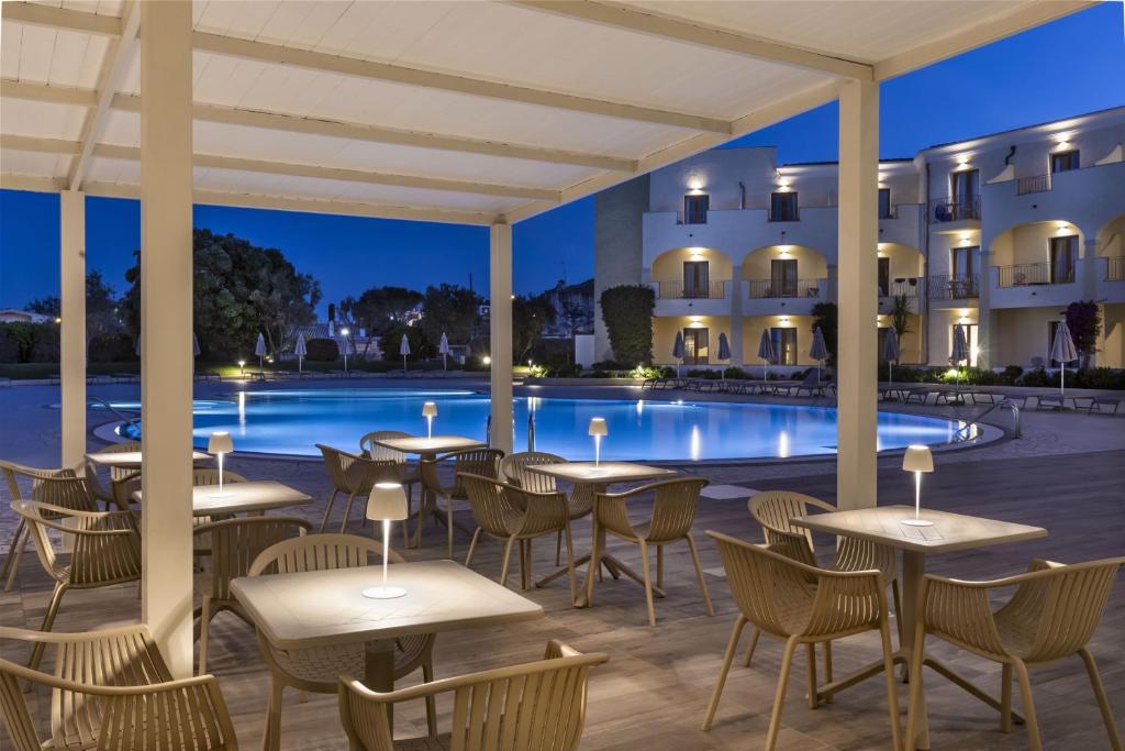 Bazén v ubytování Blu Hotel Morisco nebo v jeho okolí