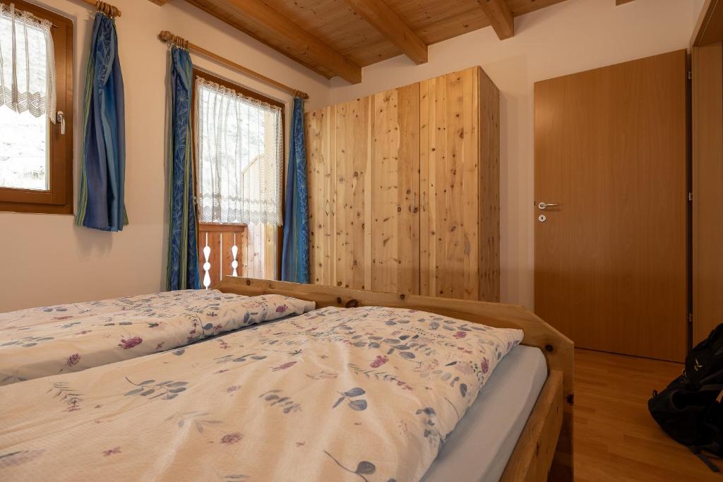 A bed or beds in a room at Apt Talblick Hinterproslhof