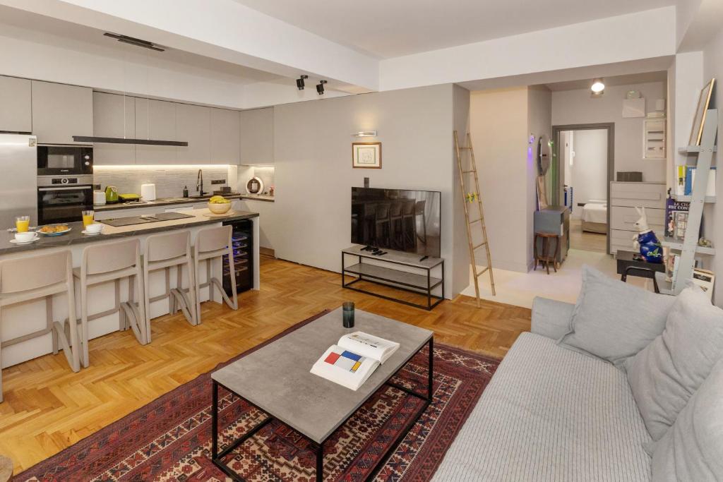 Well-designed apartment by the Acropolis GHH