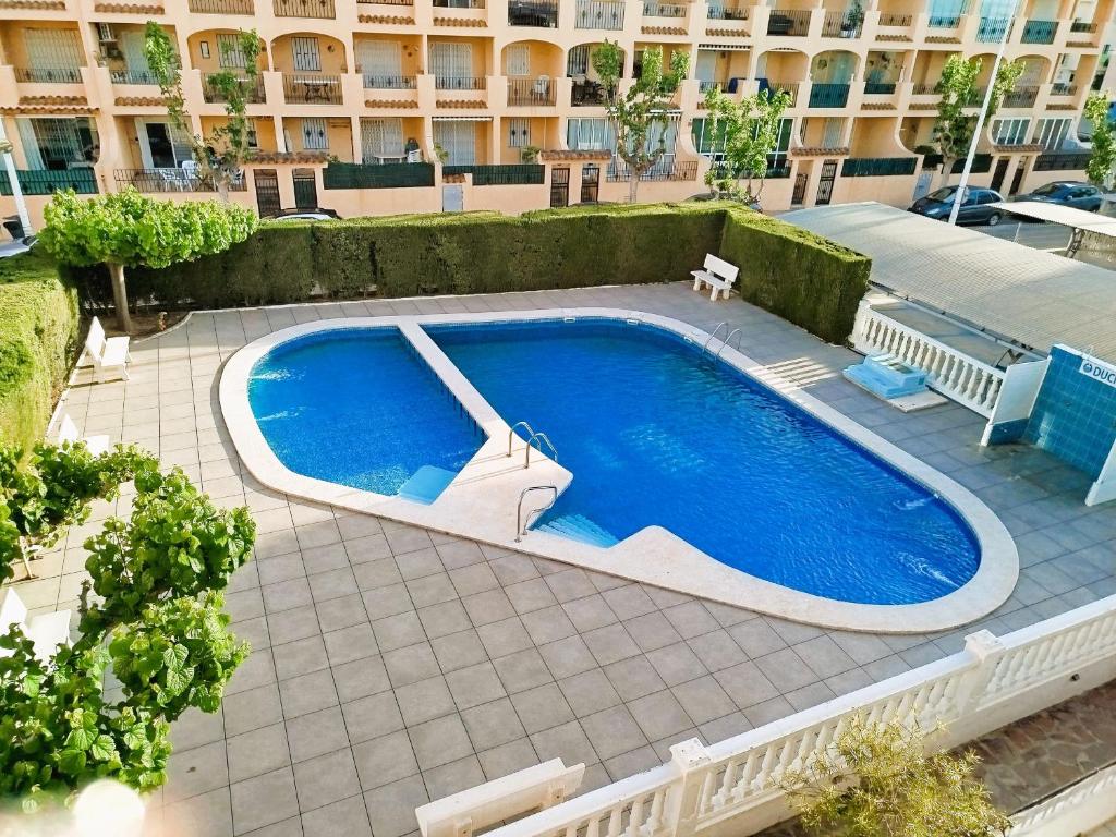 an overhead view of a swimming pool in front of a building at Milion Destiny Entre Playas in Oropesa del Mar