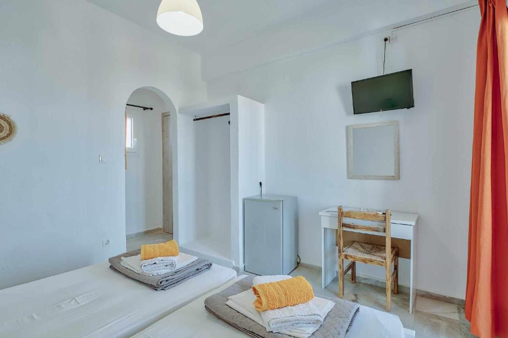 a white room with a bed and a desk at Hotel Antiparos in Antiparos Town
