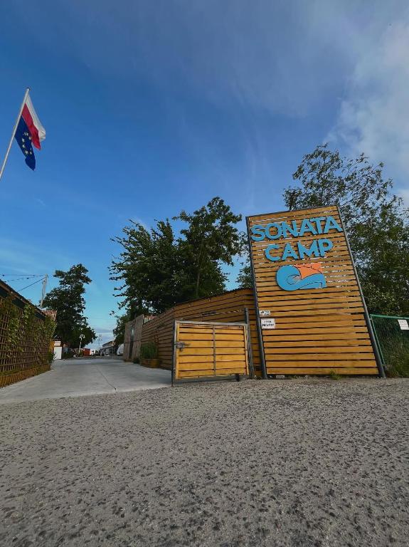 Budova, kde se kemp nachází