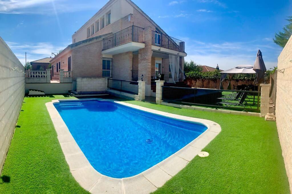 a large swimming pool in front of a house at Casa nardo alojamiento rural in Argés