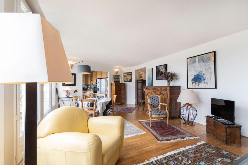 un salon avec un canapé et une table dans l'établissement GuestReady - Stunning Apt near Champs Elysées, à Paris
