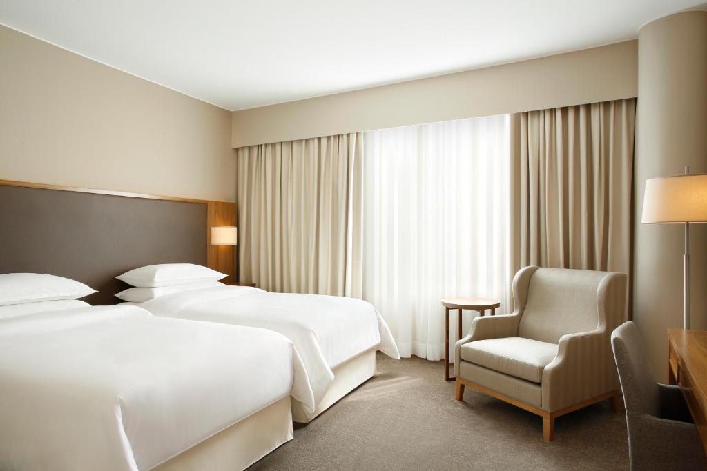Postel nebo postele na pokoji v ubytování Sheraton Lake Como Hotel