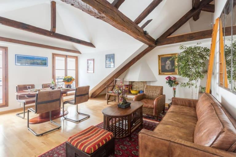 un salon avec un canapé et une table dans l'établissement GuestReady - Appartement climatisé rue Cambon, à Paris