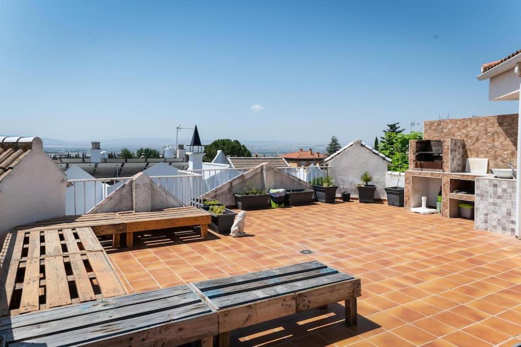 グラナダにあるCasa con Piscinaのパティオ(テーブル、屋上ベンチ付)