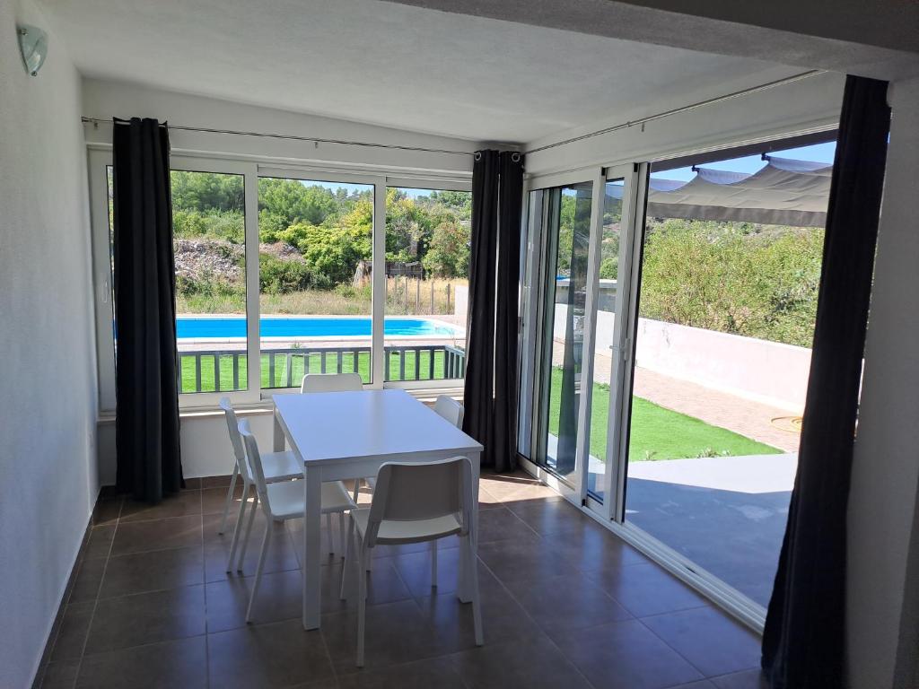 Bazén v ubytovaní Nane Garden house with heated pool alebo v jeho blízkosti