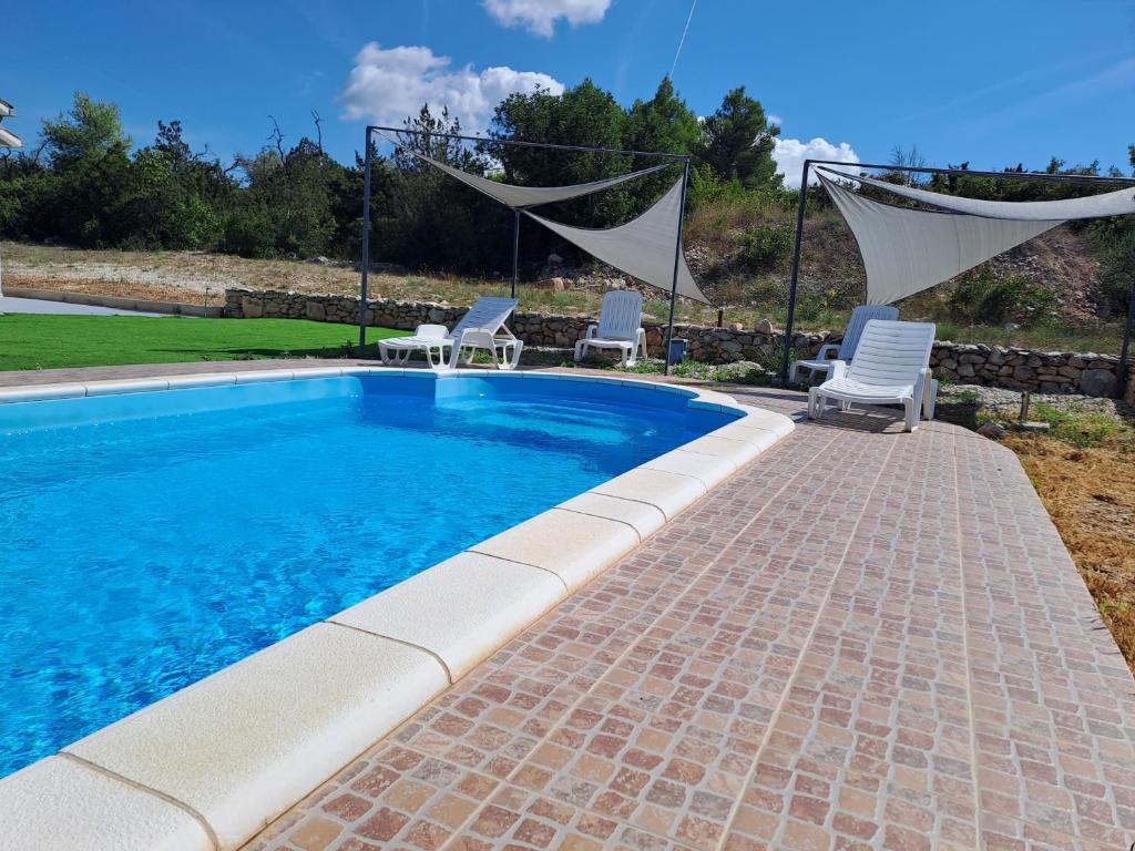Bazén v ubytovaní Nane Garden house with heated pool alebo v jeho blízkosti