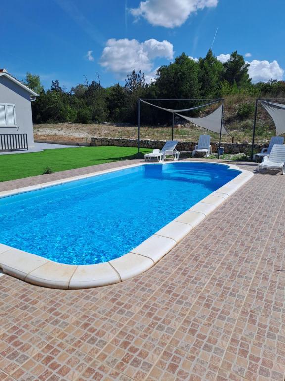Bazén v ubytovaní Nane Garden house with heated pool alebo v jeho blízkosti