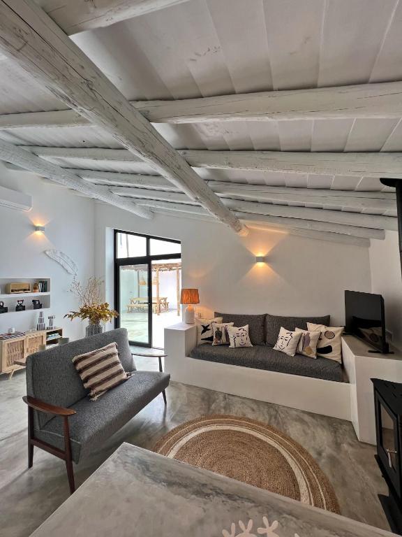 a living room with a couch and a tv at Casa Postigo no Campo in Campinho