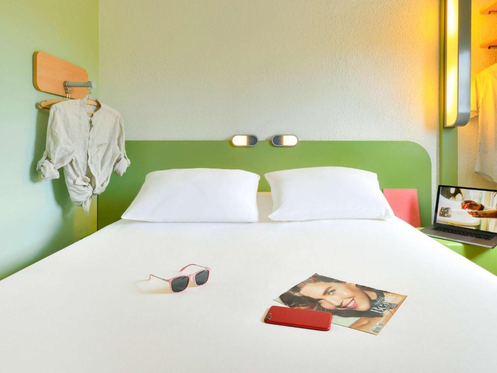 Postel nebo postele na pokoji v ubytování ibis budget Clermont Ferrand Sud