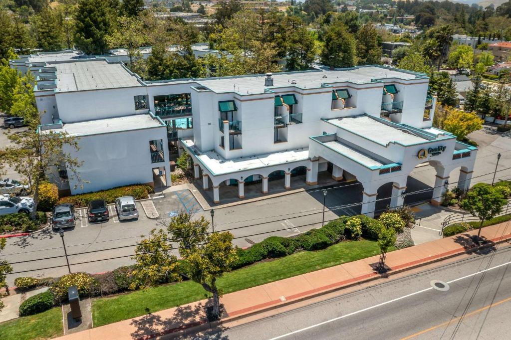 widok na duży biały budynek z ulicą w obiekcie Quality Suites Downtown San Luis Obispo w mieście San Luis Obispo