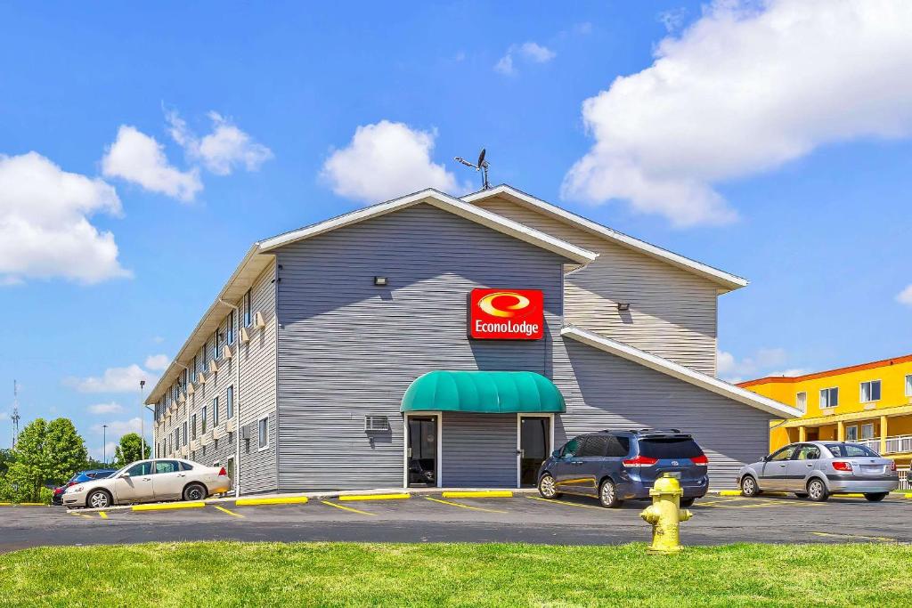 a building with a krispy kreme sign on it at Econo Lodge Akron Copley Northwest in Montrose