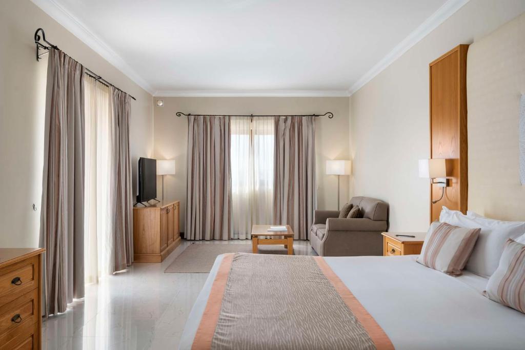 聖勞倫斯的住宿－聖勞倫斯凱賓斯基飯店，酒店客房设有一张大床和一张沙发。