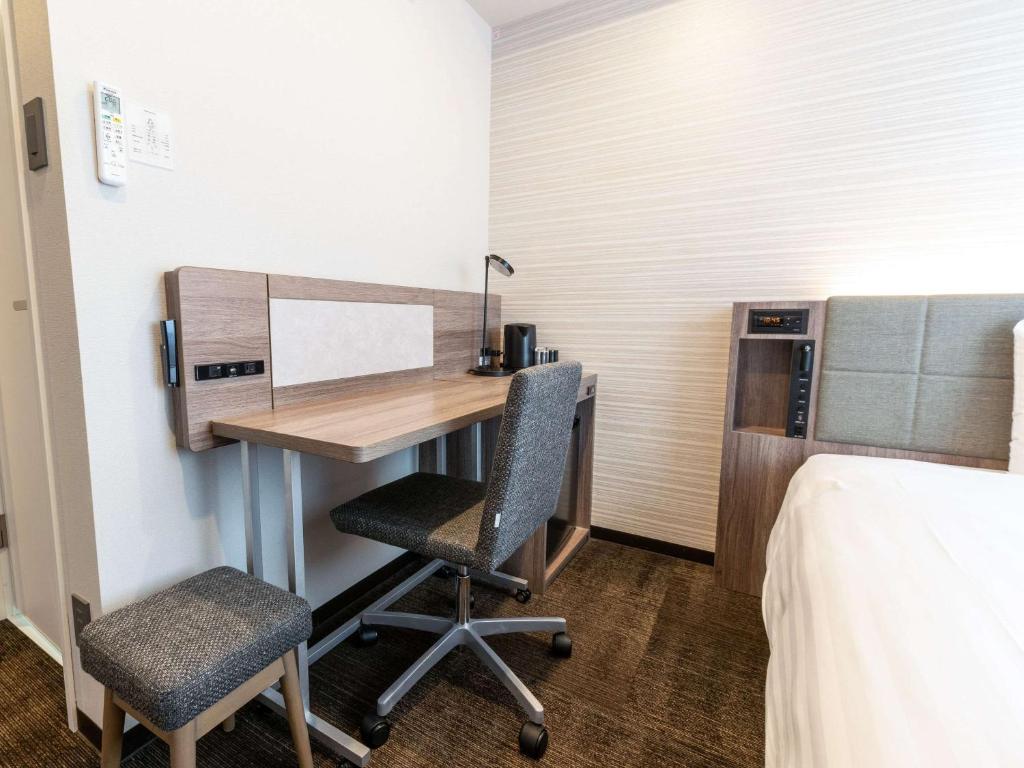 Postel nebo postele na pokoji v ubytování Comfort Hotel Nagoya Shinkansenguchi