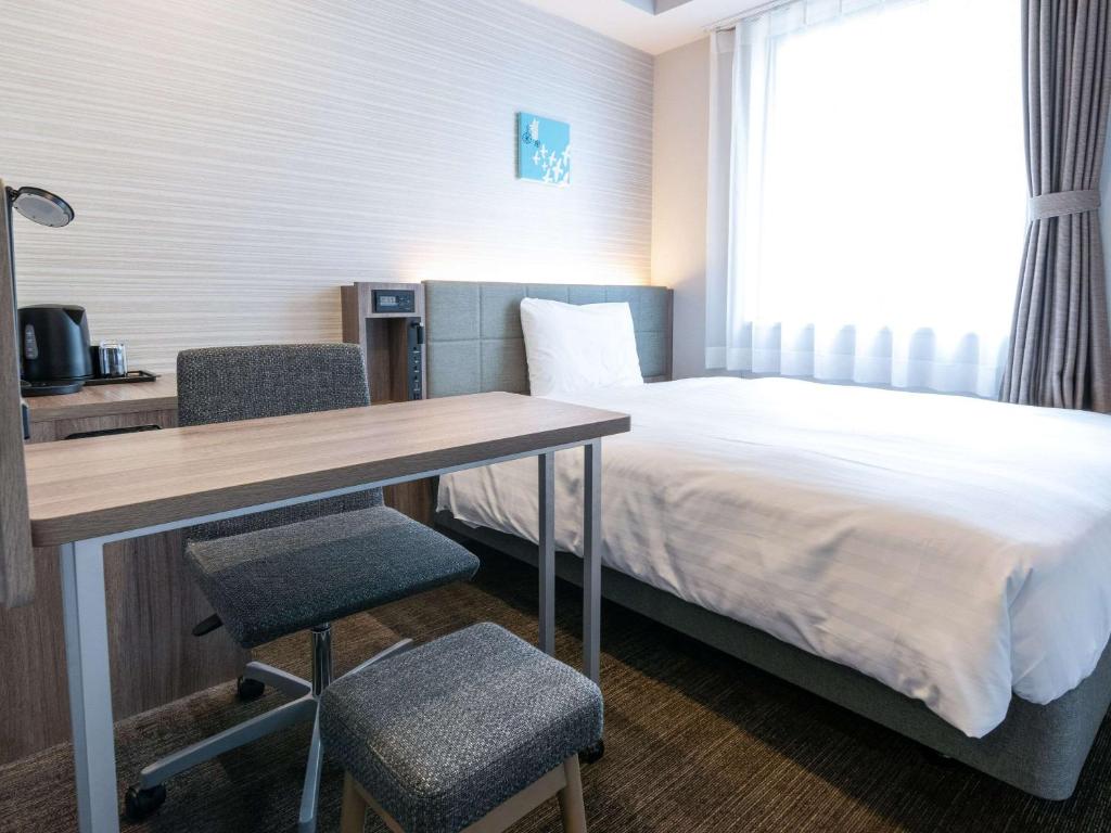 Postel nebo postele na pokoji v ubytování Comfort Hotel Nagoya Shinkansenguchi