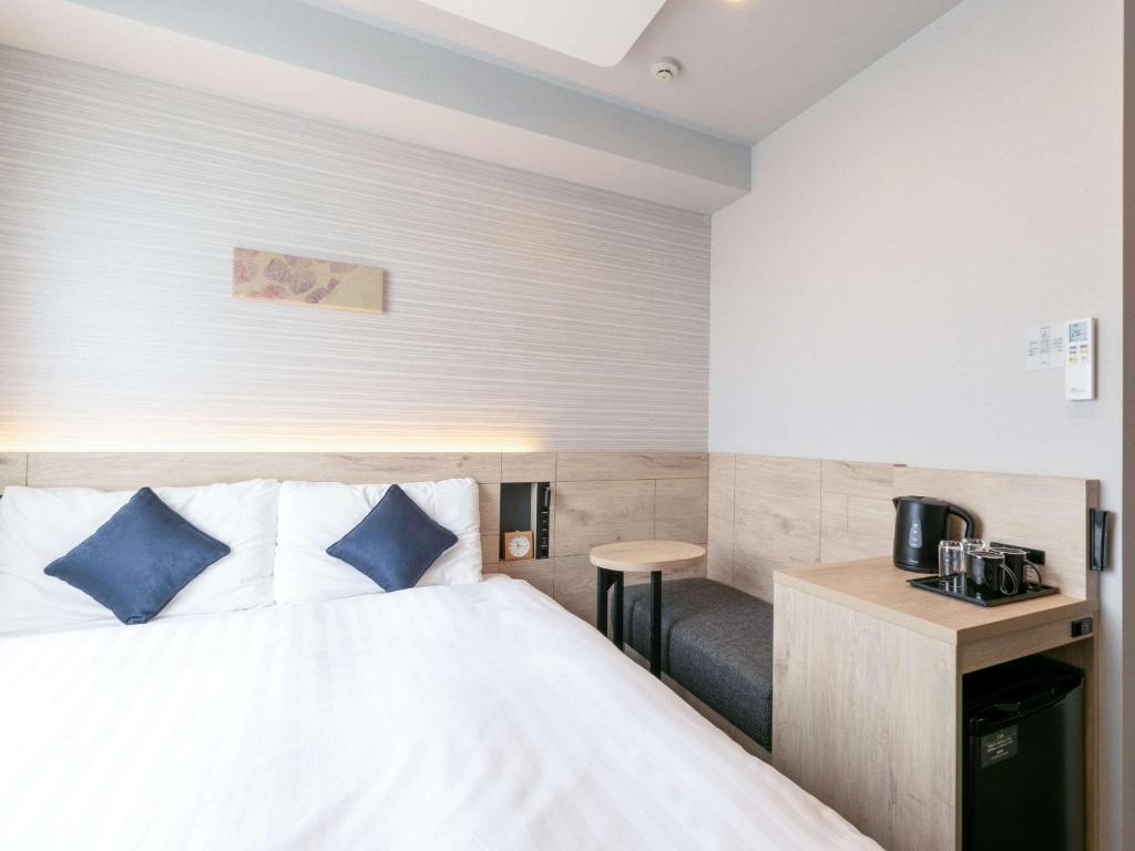 Postel nebo postele na pokoji v ubytování Comfort Hotel Nagoya Shinkansenguchi