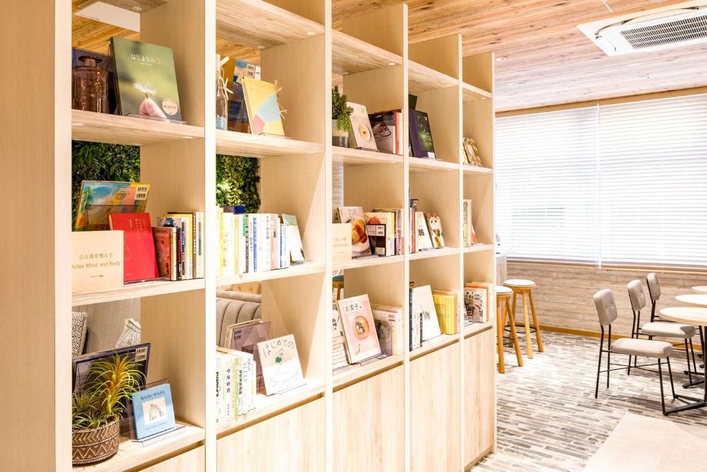 Příslušenství pro přípravu čaje a kávy v ubytování Comfort Hotel Nagoya Shinkansenguchi