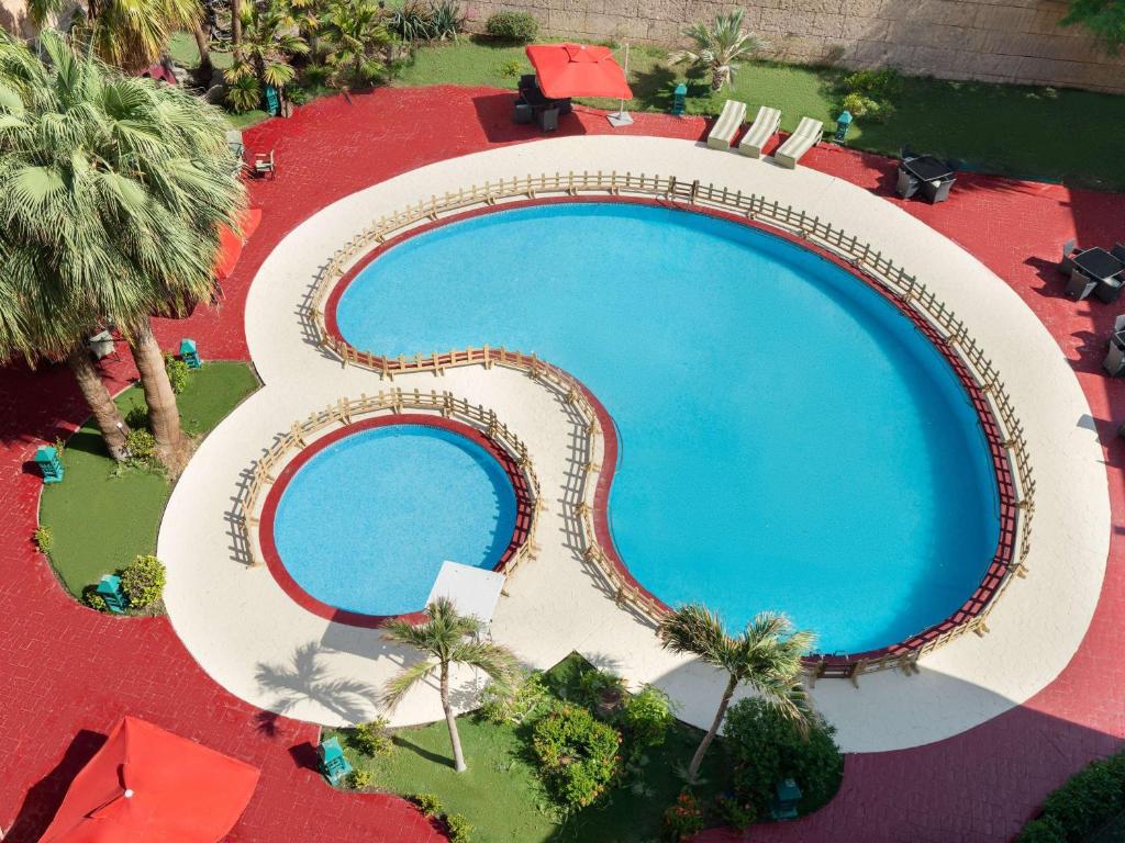 Bazén v ubytování MOVE INN Jeddah Hotel nebo v jeho okolí