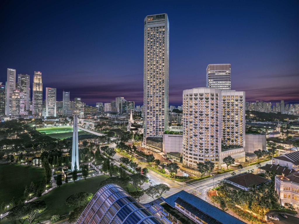 panoramę miasta z wysokim wieżowcem w obiekcie Fairmont Singapore w Singapurze