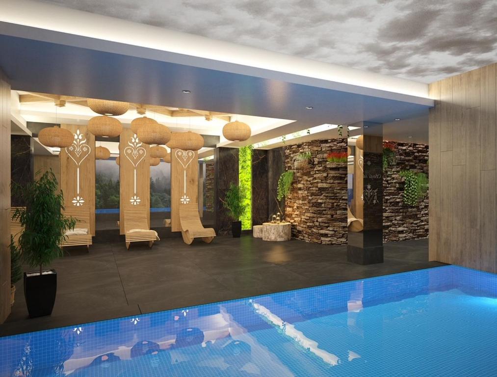 hol hotelowy z basenem na pierwszym planie w obiekcie Hotel Maria & Spa w mieście Szczawnica