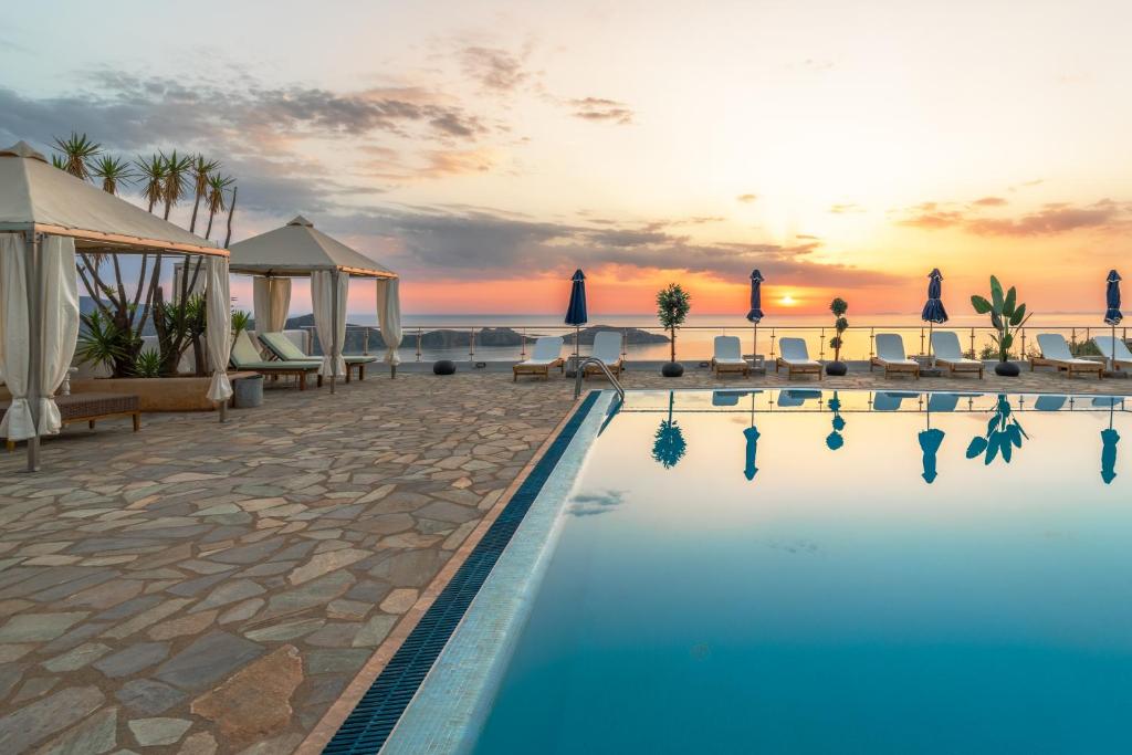Bazén v ubytování Adrakos Apartments (Adults Only) nebo v jeho okolí