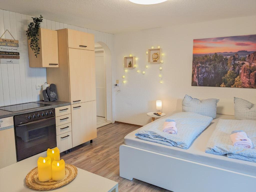 a small bedroom with a bed and a kitchen at B2 - Urlaubsmagie - mit Terrasse& Grill direkt am Wanderweg in Sebnitz
