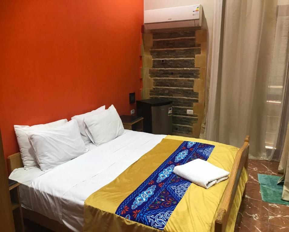 Postel nebo postele na pokoji v ubytování Golden Hotel Cairo
