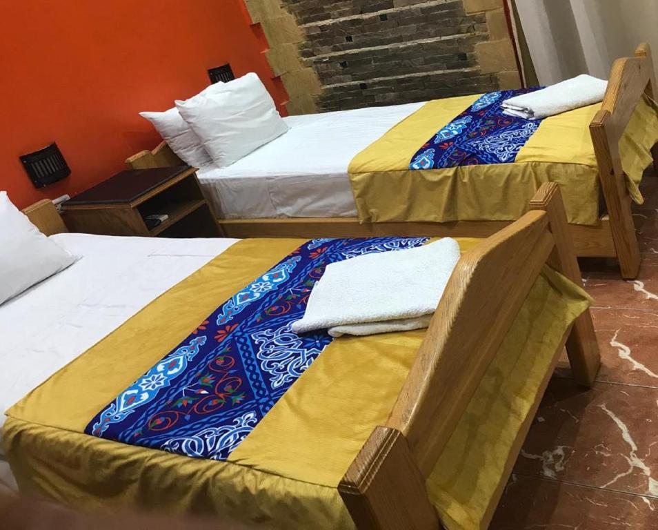 Postel nebo postele na pokoji v ubytování Golden Hotel Cairo