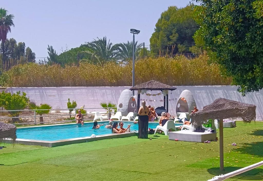 un grupo de personas sentadas en una piscina en Villa La Gran Duquesa, en Playa de San Juan