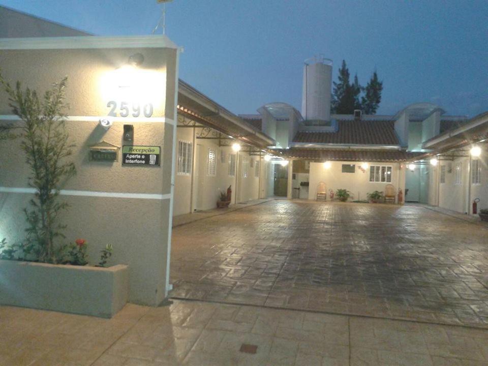 an empty parking lot in front of a building at Pousada Flat di Antoninni in Olímpia