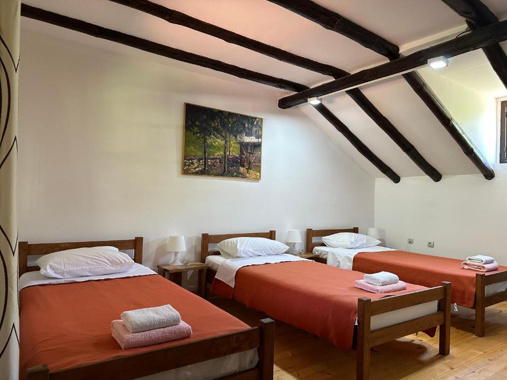 Postel nebo postele na pokoji v ubytování Konak Tosa