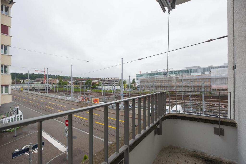 Downtown Dream 3,5BR with Balcony and Style BA22 - Resim 6