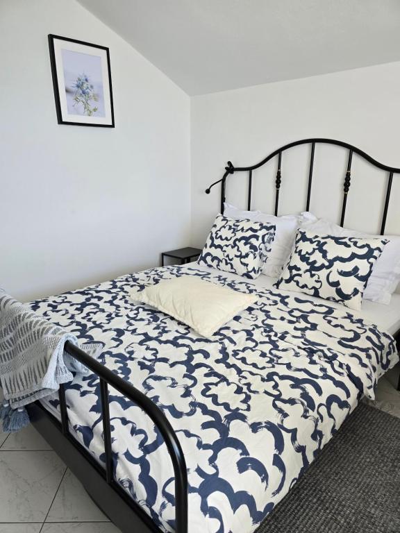 Postel nebo postele na pokoji v ubytování L'infini Sea View apartments Zubovići