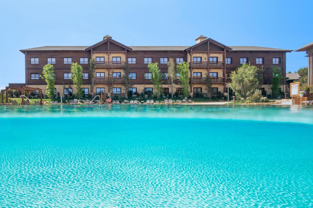 einem großen Wasserbecken vor einem Gebäude in der Unterkunft PortAventura Hotel Colorado Creek - Includes PortAventura Park Tickets in Salou