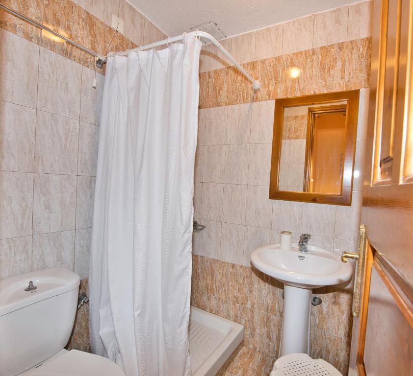 Koupelna v ubytování Naftilos Guest House