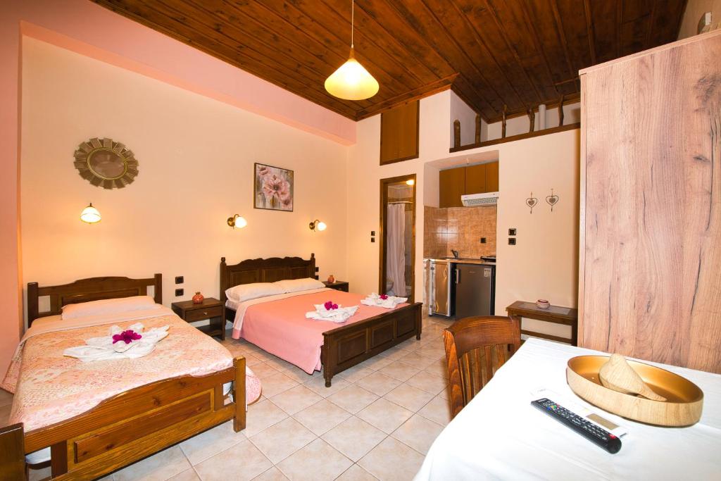 Postel nebo postele na pokoji v ubytování Naftilos Guest House