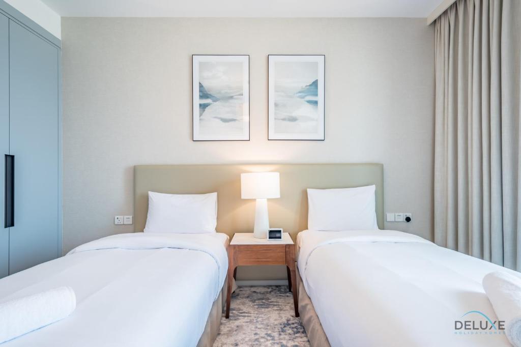 Postel nebo postele na pokoji v ubytování Seafront 4BR Apartment with Assistant Room in The Address Fujairah Residences Block B, Fujairah by Deluxe Holiday Homes