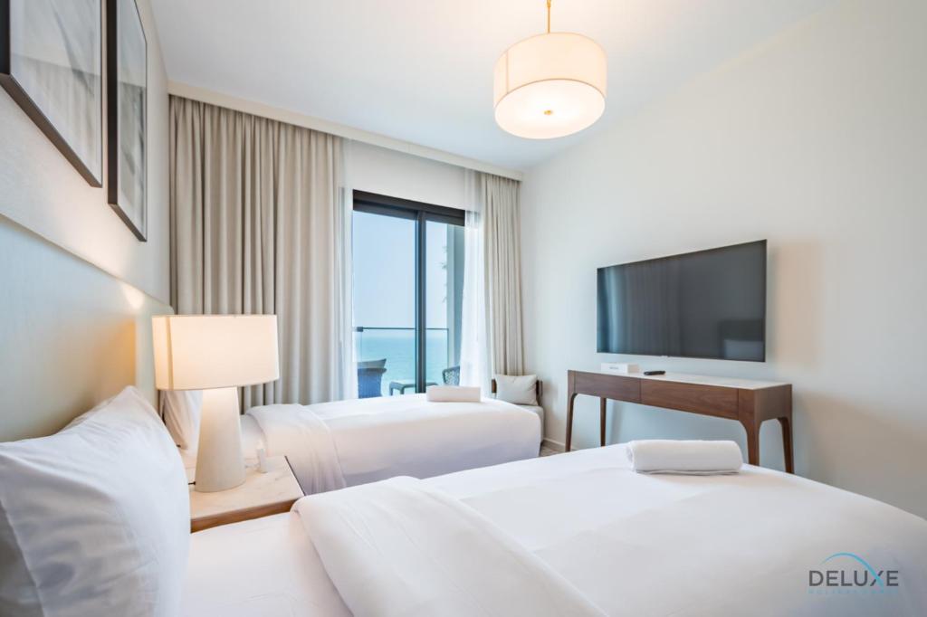 Postel nebo postele na pokoji v ubytování Seafront 4BR Apartment with Assistant Room in The Address Fujairah Residences Block B, Fujairah by Deluxe Holiday Homes