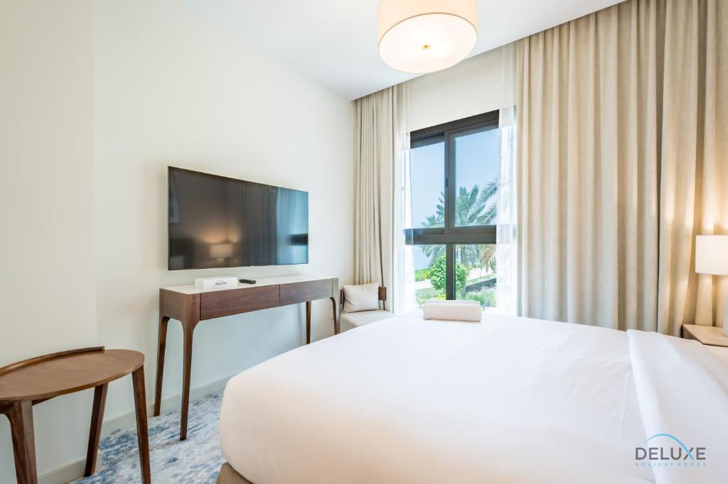 Postel nebo postele na pokoji v ubytování Seafront 4BR Apartment with Assistant Room in The Address Fujairah Residences Block B, Fujairah by Deluxe Holiday Homes