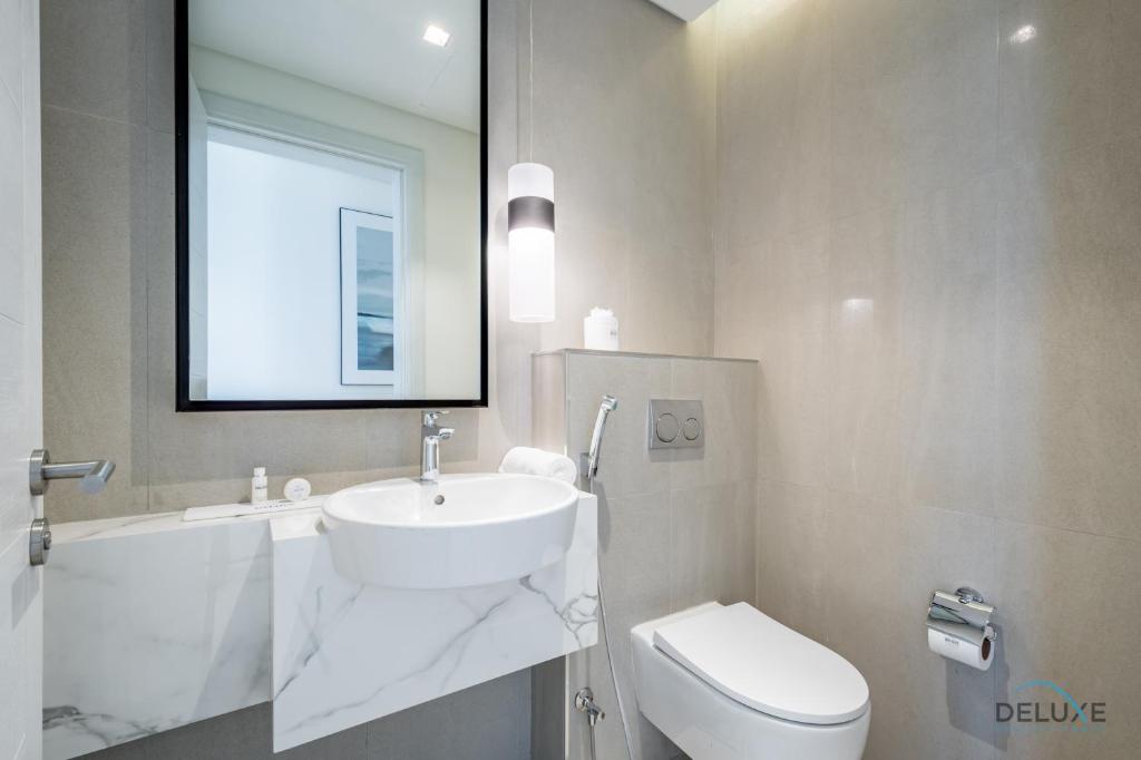 Koupelna v ubytování Seafront 4BR Apartment with Assistant Room in The Address Fujairah Residences Block B, Fujairah by Deluxe Holiday Homes